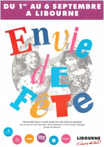 Inscription en gros et de teinte rouge, bleu foncé, jaune, rose, bleu disant : "ENvie de Fête". Le fond est blanc avec une photographie d'une compagnie de clown