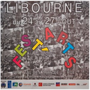 Affiche avec un fond de photographie de foule. Inscription de Fest'arts avec chaque lettre avec une couleur différente : rose, vert, violet, jaune, rouge, marron, cyan, orange