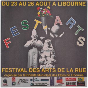 Affiche. Le fond est une photgraphie d'une compagnie d'un duo de clown (à gauche, un homme, à droite, une femme) en noir et blanc. Surmonté de Fest'arts écrit avec différente couleur : rouge, bleu, vert, jaune, rose, bleu, vert, rouge.