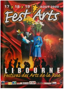 Affiche. Fond rouge avec un homme et une femme avec des têtes en pot de fleurs. en haut, inscription Fest'arts en Blanc