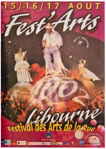 Affiche. Fond Dans les tons violet avec des planète et des trois personnes habillés en blanc. En haut, inscription Fest'arts en blanc