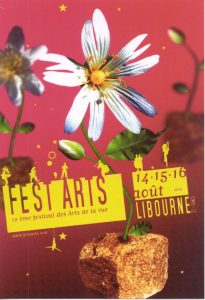 Affiche Fest'arts 2003. Fond rose avec des marguerites. Surmonté des inscirption Fest'arts et Libourne en Jaune.