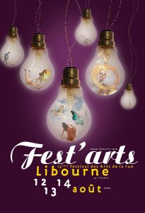 Affiche de Fest'arts 2004. FOnd violet avec 6 ampoule allumé avec des papillons à l'intérieur. EN bas, inscription Fets'arts en blanc et Libourne en Jaune