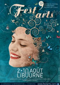 Affiche de Fets'arts 2013. Fond bleu avec au centre le profil d'une femme qui sourit. En dessus Fest'arts isncrit en beige.