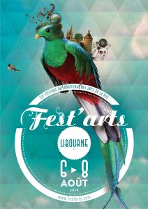 Affiche de Fest'arts 2015. Fond Bleu avec au centre un perroquet qui porte une ville sur le dos. IL est accroché à un cercle blanc et au centre, Fest'arts en blanc.