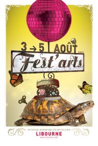 Affiche de Fest'arts 2017. Fond dans les teinte jaune avec au centre une tortue mécanique surmonté d'une boule disco violette. Entre La tortue et la boule disco, Fets'arts est inscrit en marron