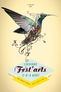 Affiche de Fest'arts 2018. Fodn beige avec au centre un colibri mécanique. En dessous, Fest'arts isncrit en violet.