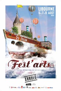 Affiche de Fest'arts 2020. Fond dans les teintes bleutés avec au centre un paquebot rouge et blanc avec LIbourne à l'intérieur. En dessous, Fess'arts inscrit en rouge